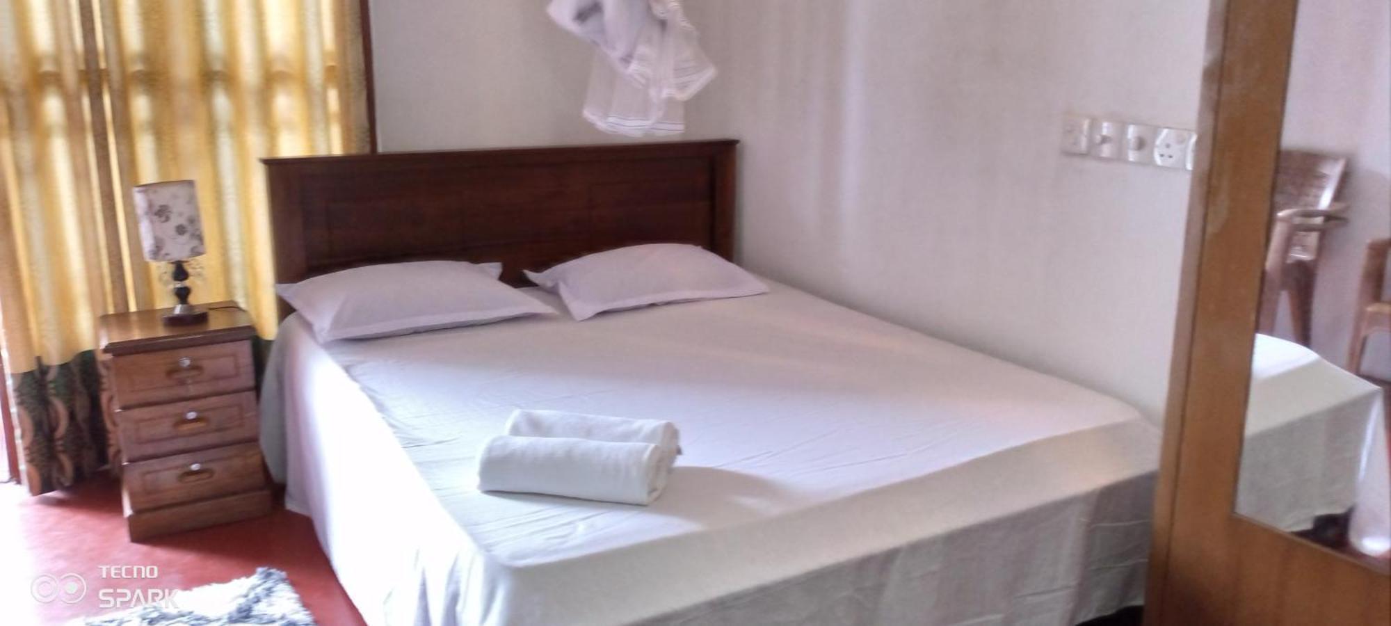 Desitha Family House Hotel Mirissa Buitenkant foto
